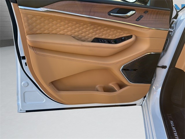 Jeep Grand Cherokee Vehicle Full-screen Gallery Image 11