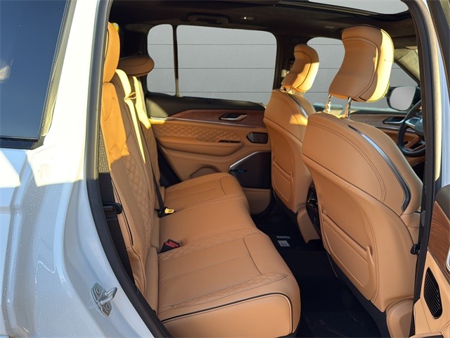 Jeep Grand Cherokee Vehicle Full-screen Gallery Image 14