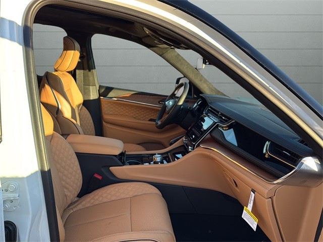 Jeep Grand Cherokee Vehicle Full-screen Gallery Image 15