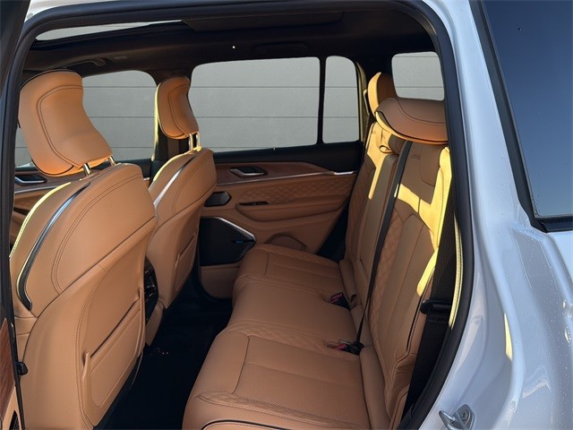 Jeep Grand Cherokee Vehicle Full-screen Gallery Image 17