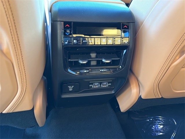 Jeep Grand Cherokee Vehicle Full-screen Gallery Image 18