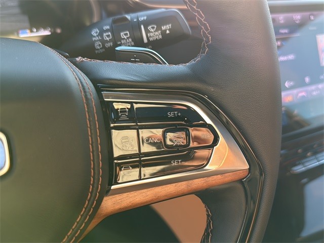 Jeep Grand Cherokee Vehicle Full-screen Gallery Image 19