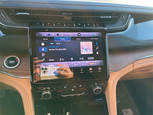 Jeep Grand Cherokee Vehicle Full-screen Gallery Image 22