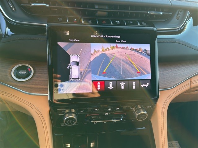 Jeep Grand Cherokee Vehicle Full-screen Gallery Image 23