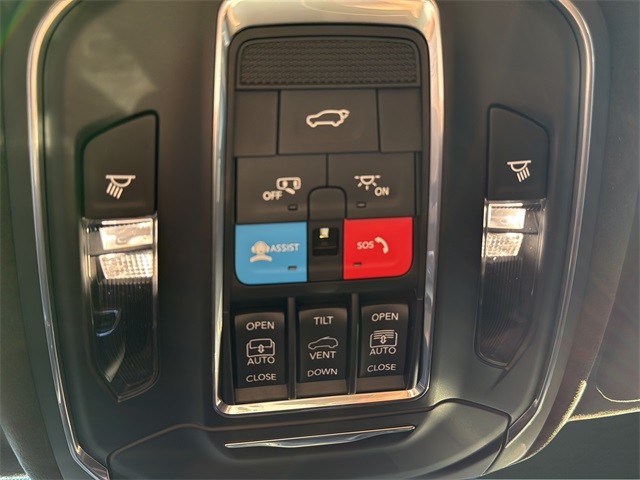 Jeep Grand Cherokee Vehicle Full-screen Gallery Image 24