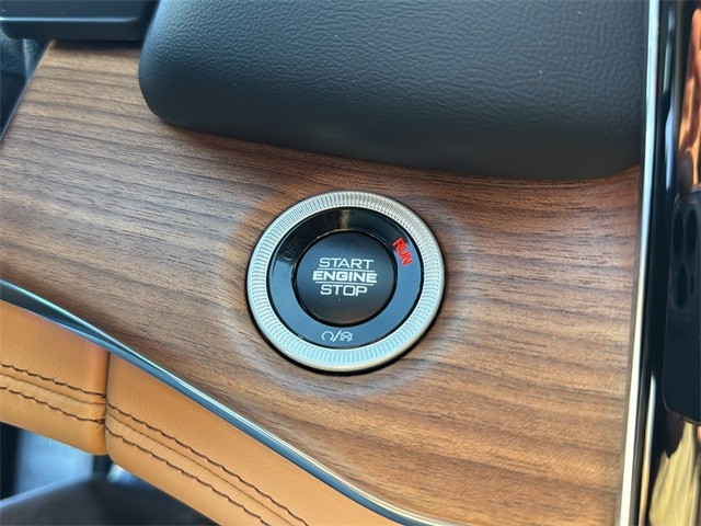 Jeep Grand Cherokee Vehicle Full-screen Gallery Image 25