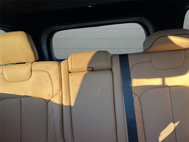 Jeep Grand Cherokee Vehicle Full-screen Gallery Image 28