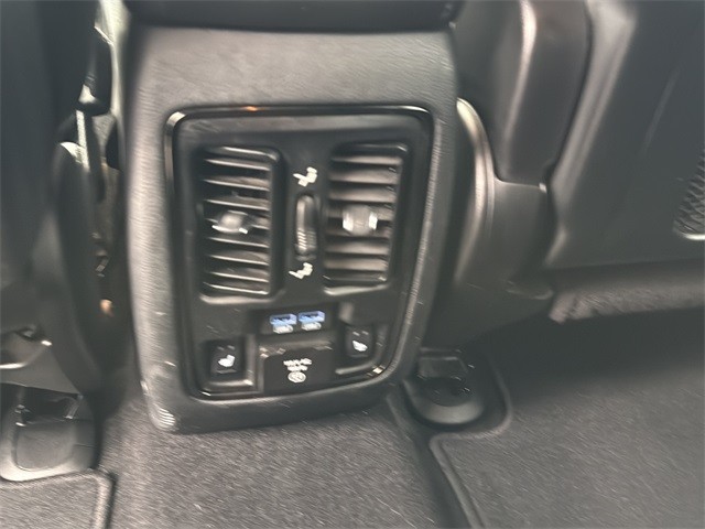 Dodge Durango Vehicle Full-screen Gallery Image 17