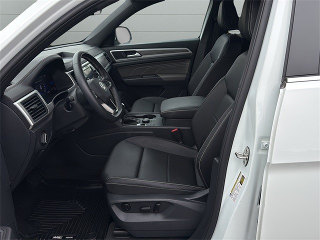 Volkswagen Atlas Cross Sport Vehicle Full-screen Gallery Image 10