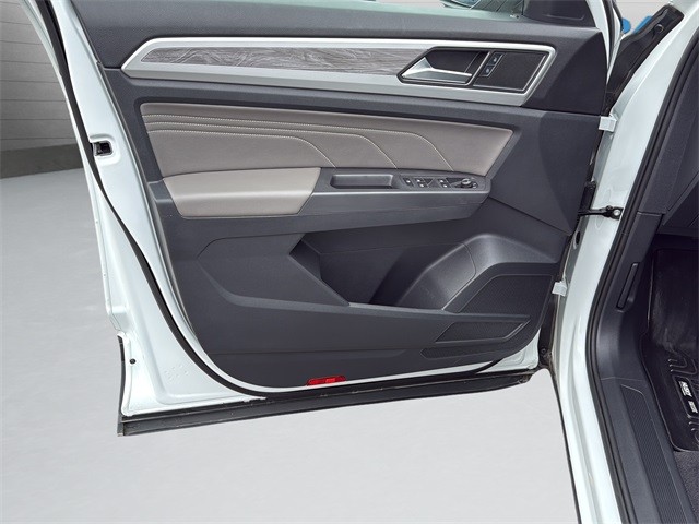 Volkswagen Atlas Cross Sport Vehicle Full-screen Gallery Image 11