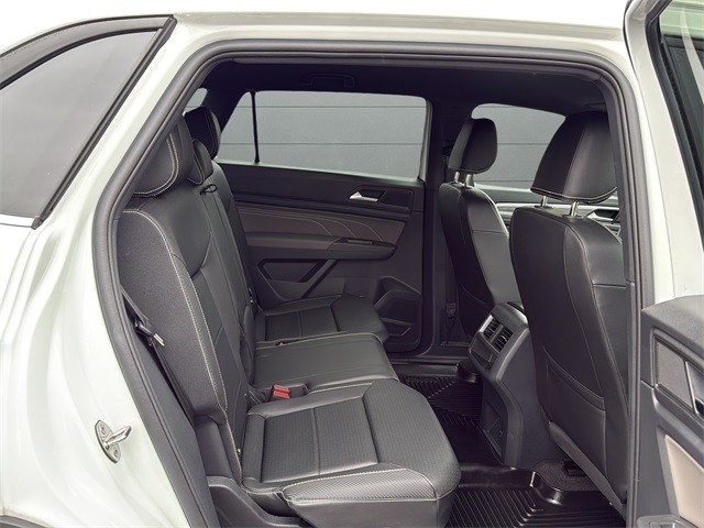 Volkswagen Atlas Cross Sport Vehicle Full-screen Gallery Image 14