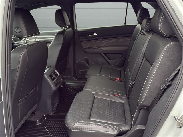 Volkswagen Atlas Cross Sport Vehicle Full-screen Gallery Image 16