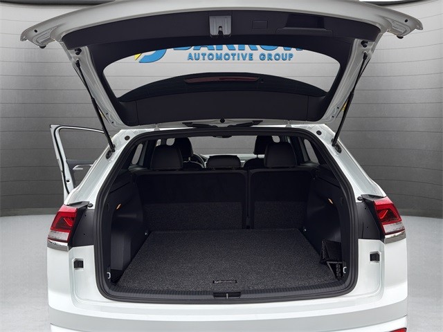 Volkswagen Atlas Cross Sport Vehicle Full-screen Gallery Image 25