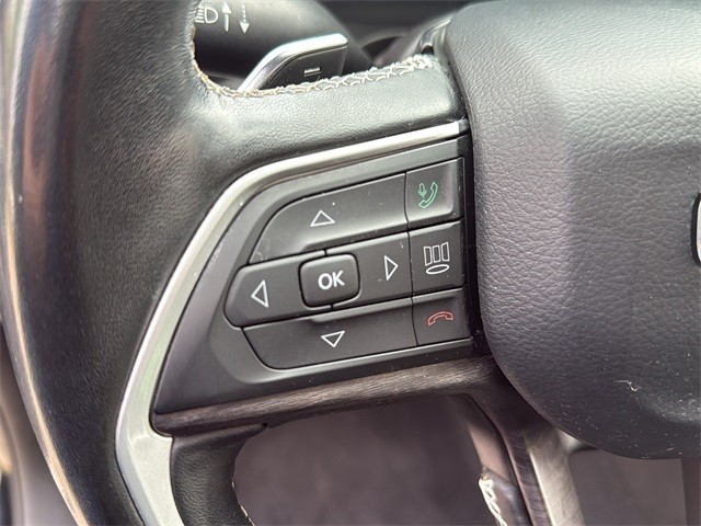 Jeep Grand Cherokee L Vehicle Full-screen Gallery Image 9