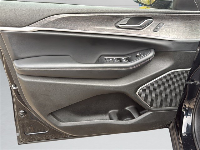 Jeep Grand Cherokee L Vehicle Full-screen Gallery Image 11