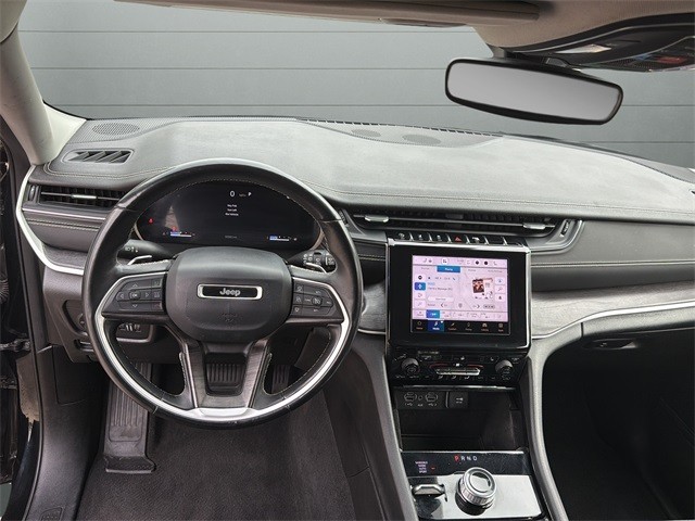 Jeep Grand Cherokee L Vehicle Full-screen Gallery Image 12