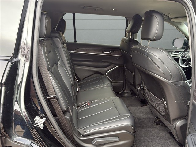 Jeep Grand Cherokee L Vehicle Full-screen Gallery Image 14