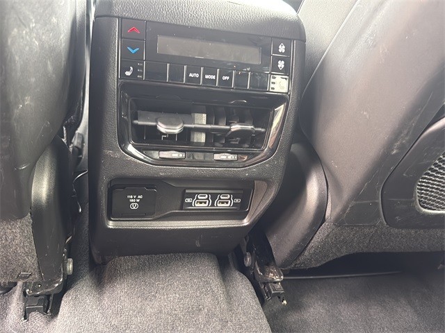 Jeep Grand Cherokee L Vehicle Full-screen Gallery Image 17