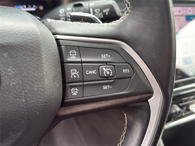 Jeep Grand Cherokee L Vehicle Full-screen Gallery Image 18