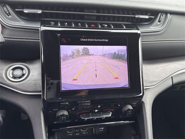 Jeep Grand Cherokee L Vehicle Full-screen Gallery Image 22