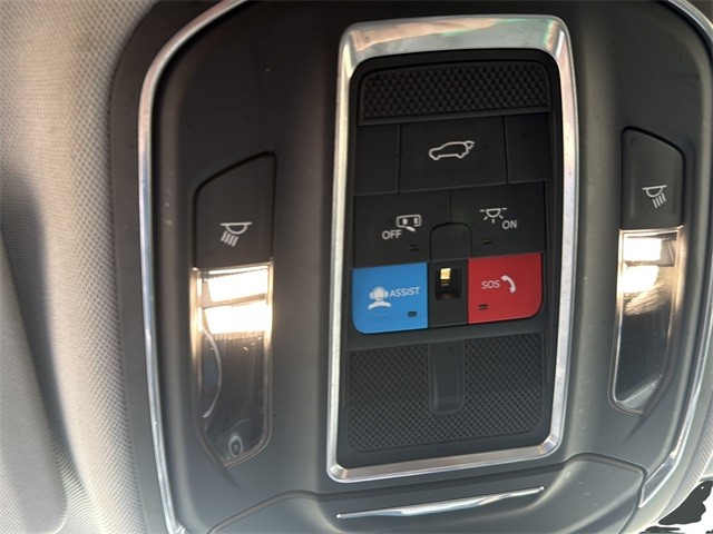 Jeep Grand Cherokee L Vehicle Full-screen Gallery Image 23