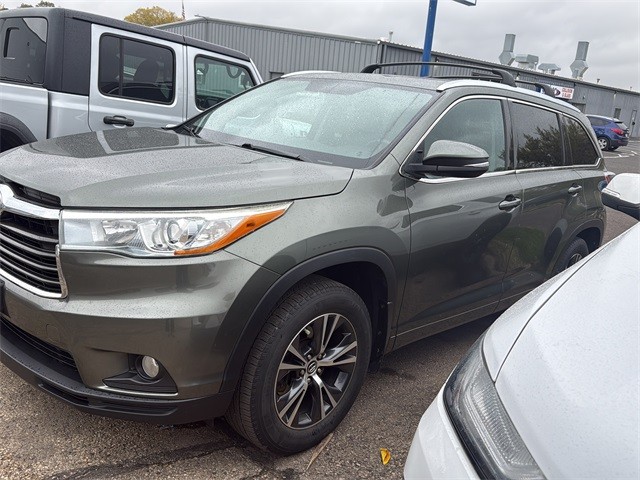 Toyota Highlander Vehicle Full-screen Gallery Image 2