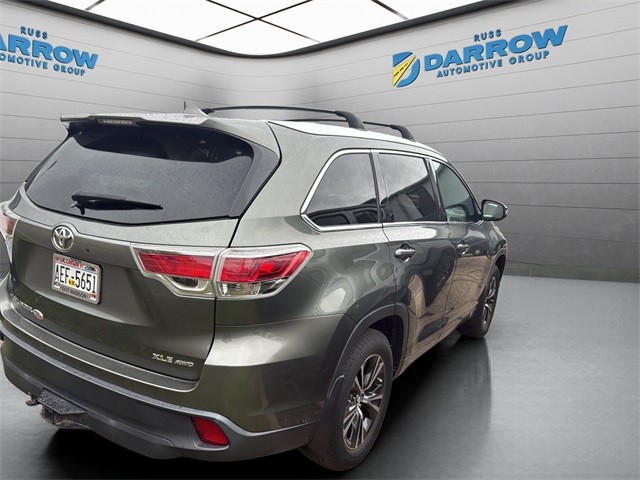 Toyota Highlander Vehicle Full-screen Gallery Image 5