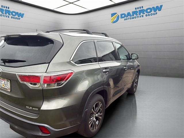 Toyota Highlander Vehicle Full-screen Gallery Image 6