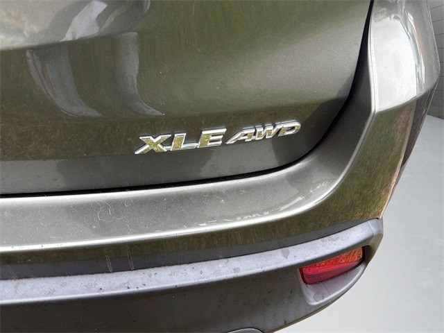 Toyota Highlander Vehicle Full-screen Gallery Image 10