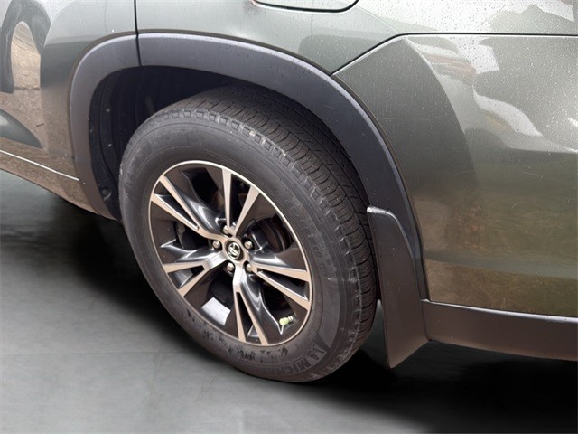 Toyota Highlander Vehicle Full-screen Gallery Image 11