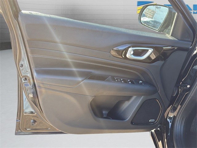 Jeep Compass Vehicle Full-screen Gallery Image 11