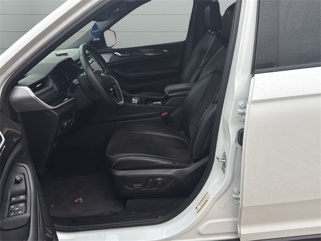 Jeep Grand Cherokee L Vehicle Full-screen Gallery Image 10