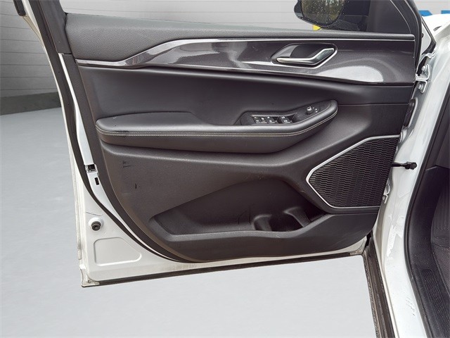 Jeep Grand Cherokee L Vehicle Full-screen Gallery Image 11