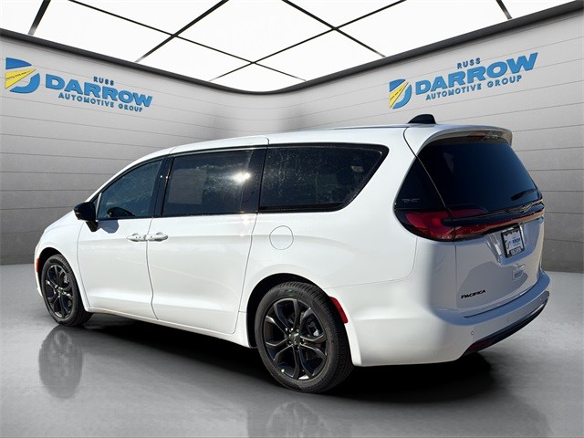 Chrysler Pacifica Vehicle Full-screen Gallery Image 3
