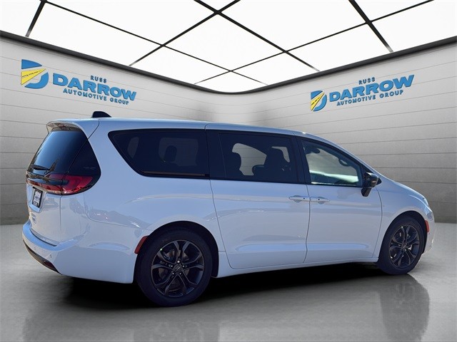 Chrysler Pacifica Vehicle Full-screen Gallery Image 5