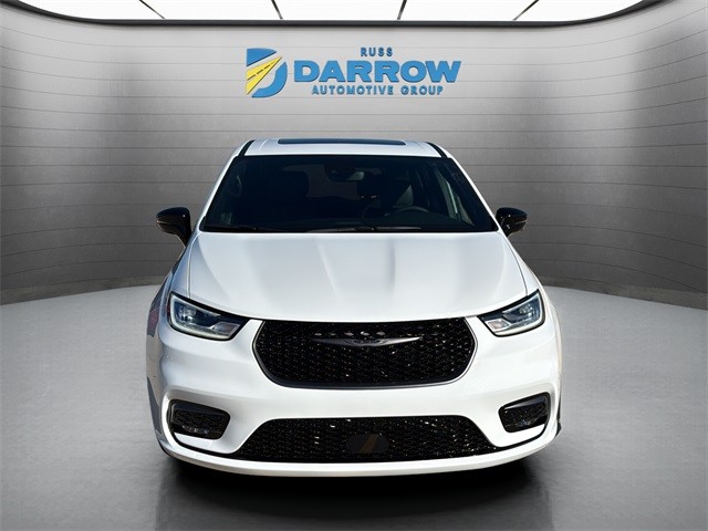 Chrysler Pacifica Vehicle Full-screen Gallery Image 8