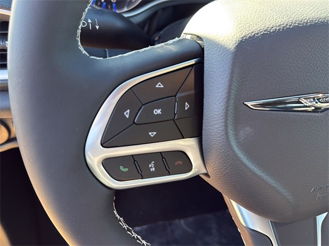 Chrysler Pacifica Vehicle Full-screen Gallery Image 9