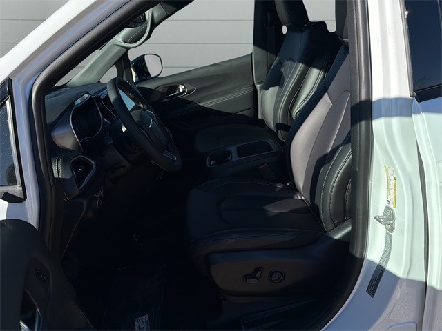 Chrysler Pacifica Vehicle Full-screen Gallery Image 10