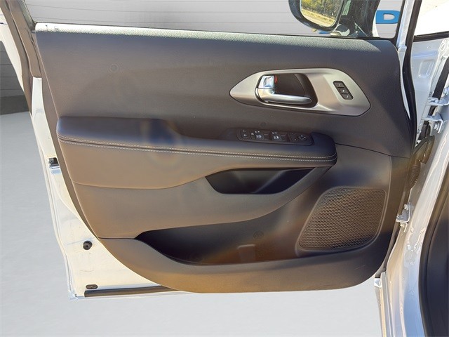 Chrysler Pacifica Vehicle Full-screen Gallery Image 11