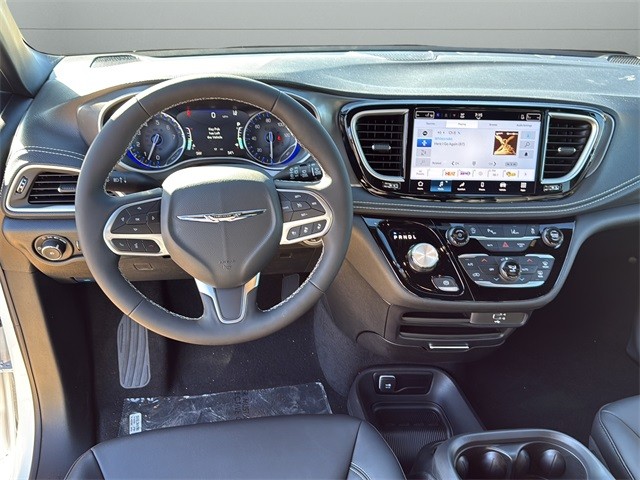 Chrysler Pacifica Vehicle Full-screen Gallery Image 12