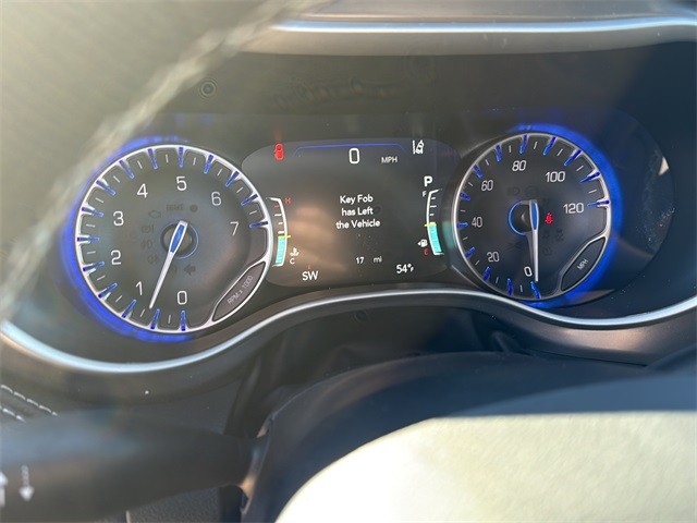 Chrysler Pacifica Vehicle Full-screen Gallery Image 13