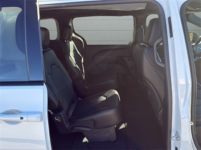 Chrysler Pacifica Vehicle Full-screen Gallery Image 14