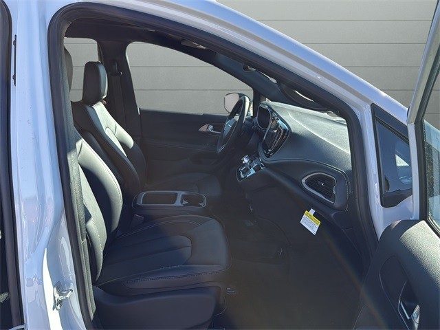 Chrysler Pacifica Vehicle Full-screen Gallery Image 15