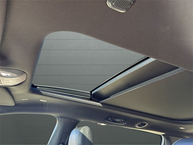 Chrysler Pacifica Vehicle Full-screen Gallery Image 16