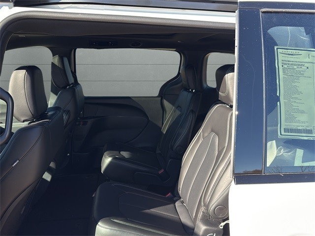 Chrysler Pacifica Vehicle Full-screen Gallery Image 17