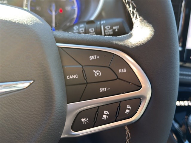 Chrysler Pacifica Vehicle Full-screen Gallery Image 18