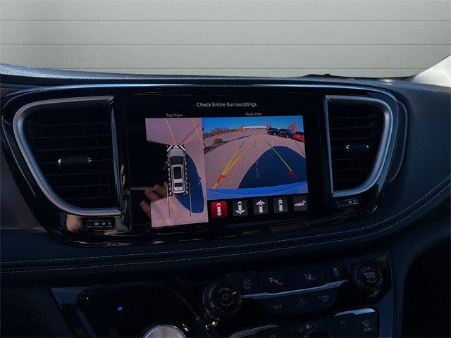 Chrysler Pacifica Vehicle Full-screen Gallery Image 21