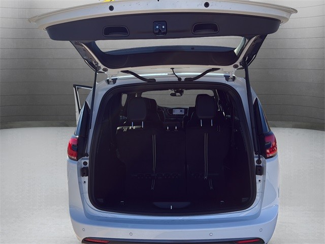 Chrysler Pacifica Vehicle Full-screen Gallery Image 24