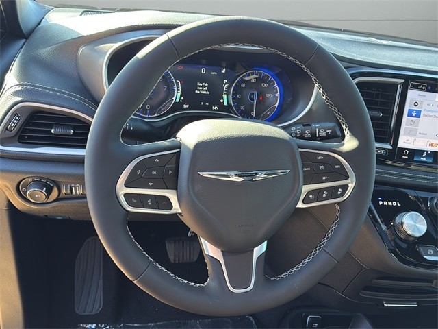 Chrysler Pacifica Vehicle Full-screen Gallery Image 25