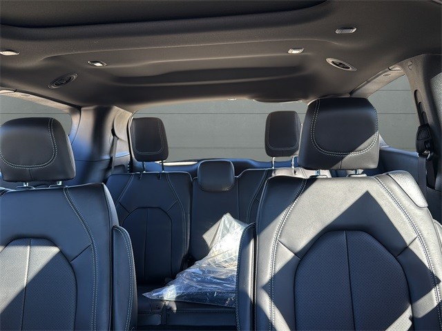 Chrysler Pacifica Vehicle Full-screen Gallery Image 26